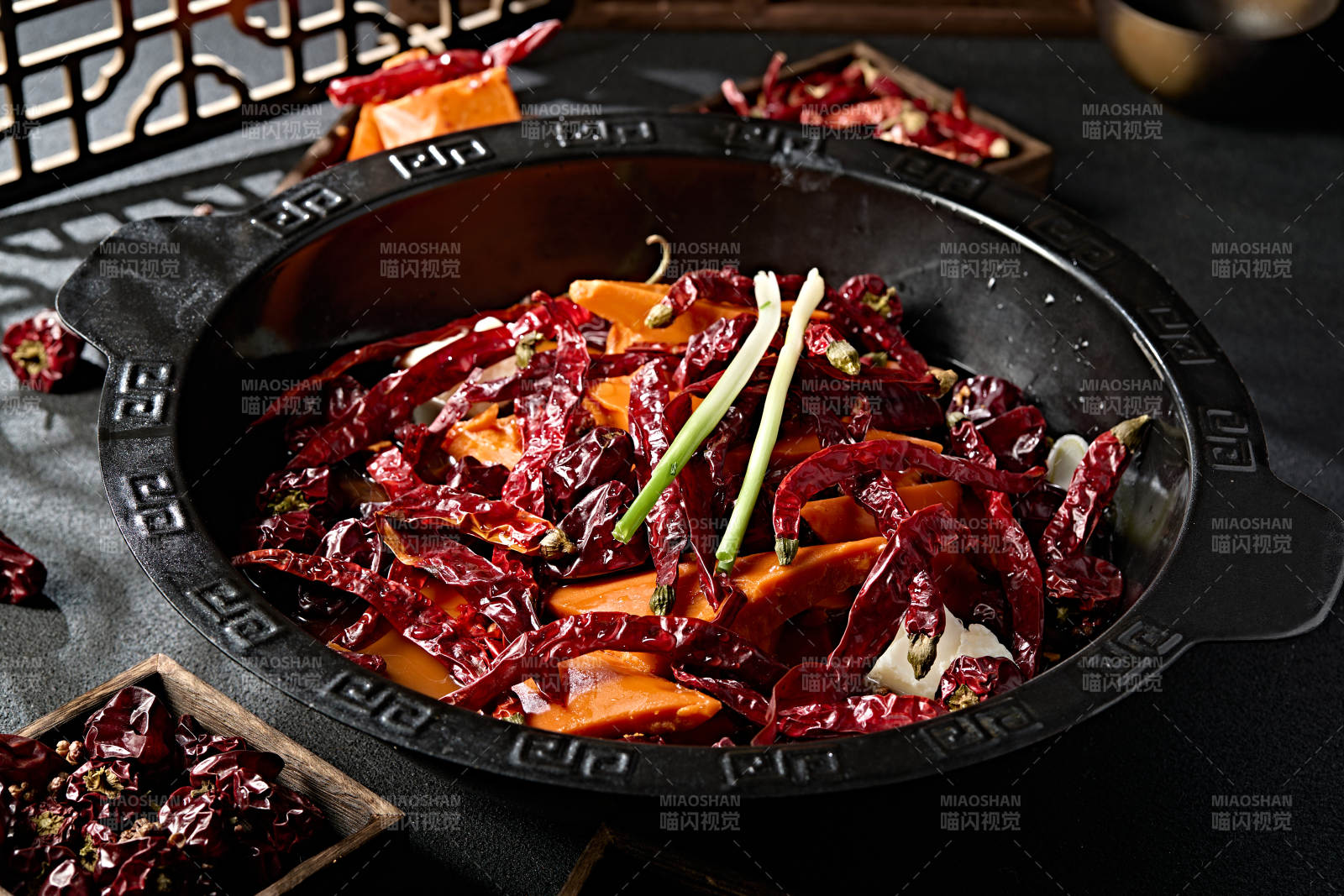 重庆传统牛油麻辣火锅汤底图片