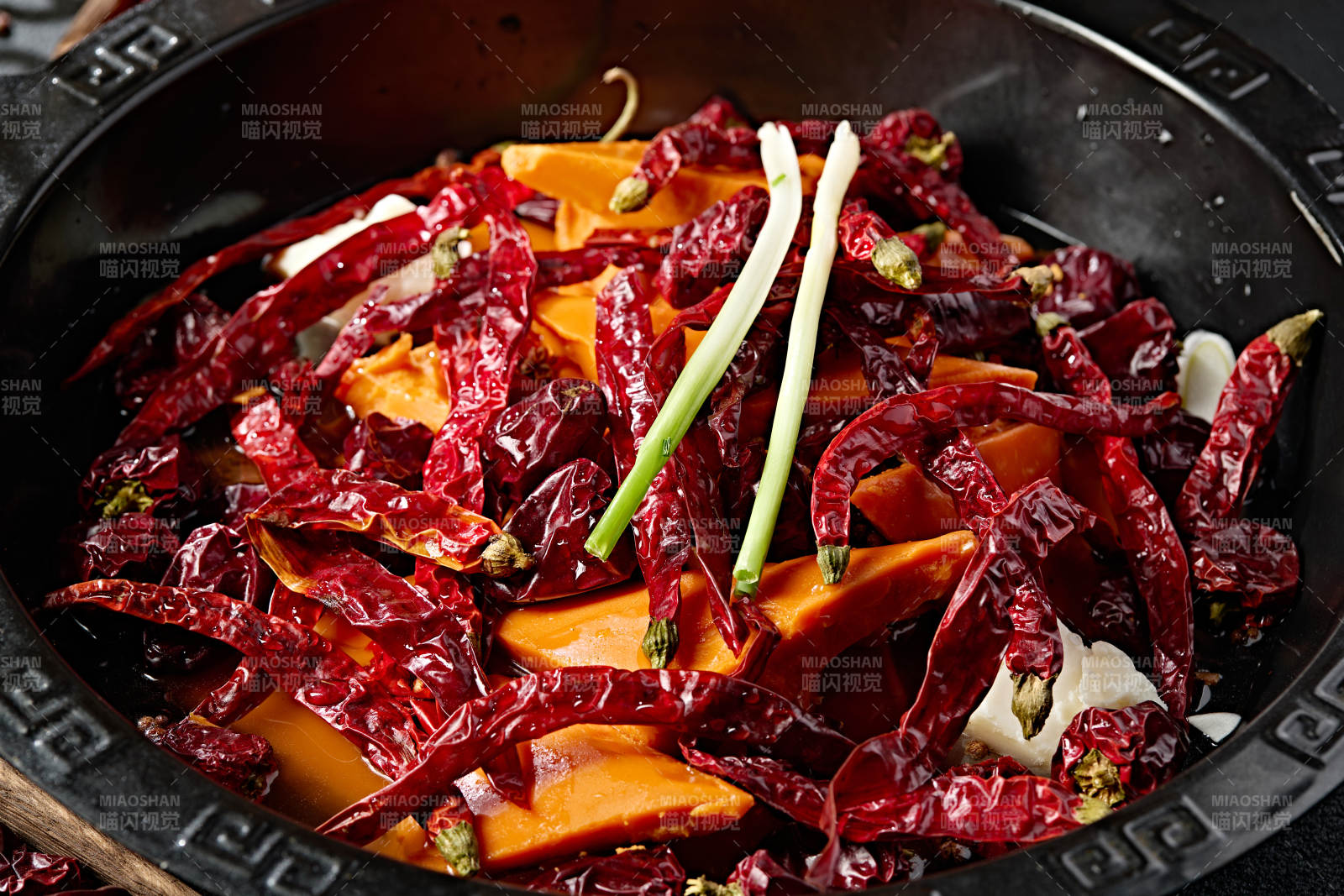 重庆传统牛油麻辣火锅汤底图片