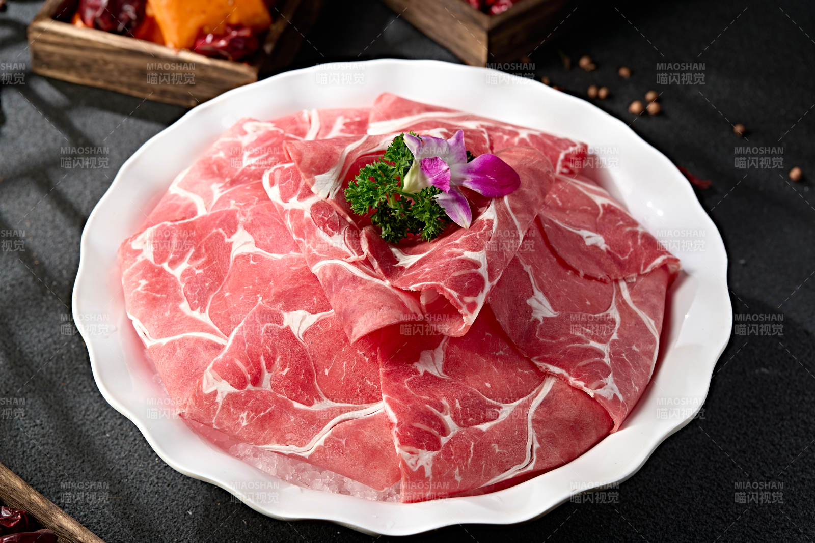 火锅涮品和牛肉卷切片图片