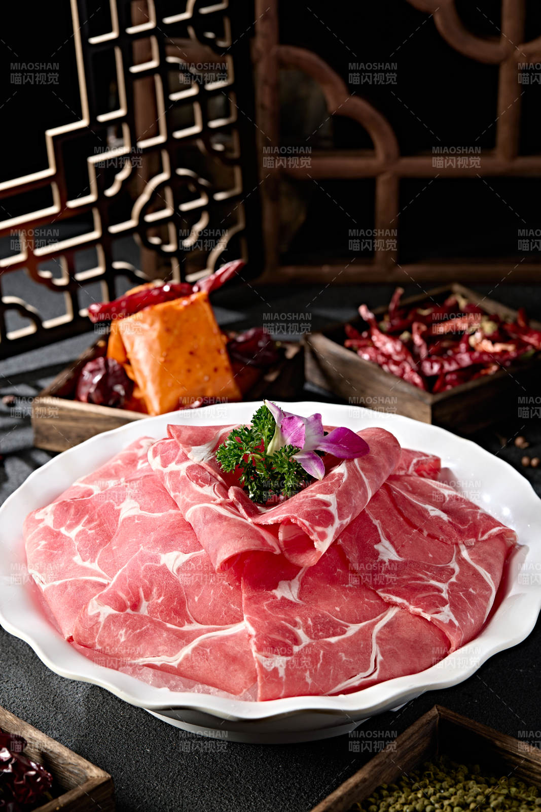 火锅涮品和牛肉卷切片图片