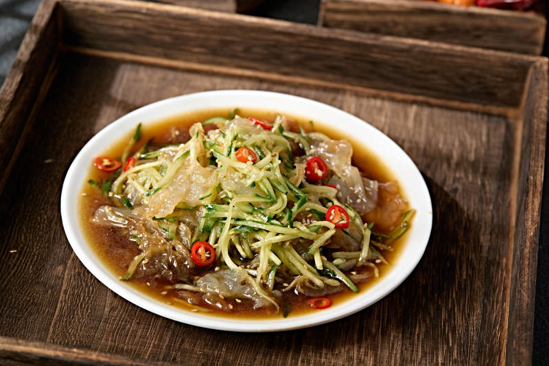 老醋拌黄瓜丝拌海蜇皮图片