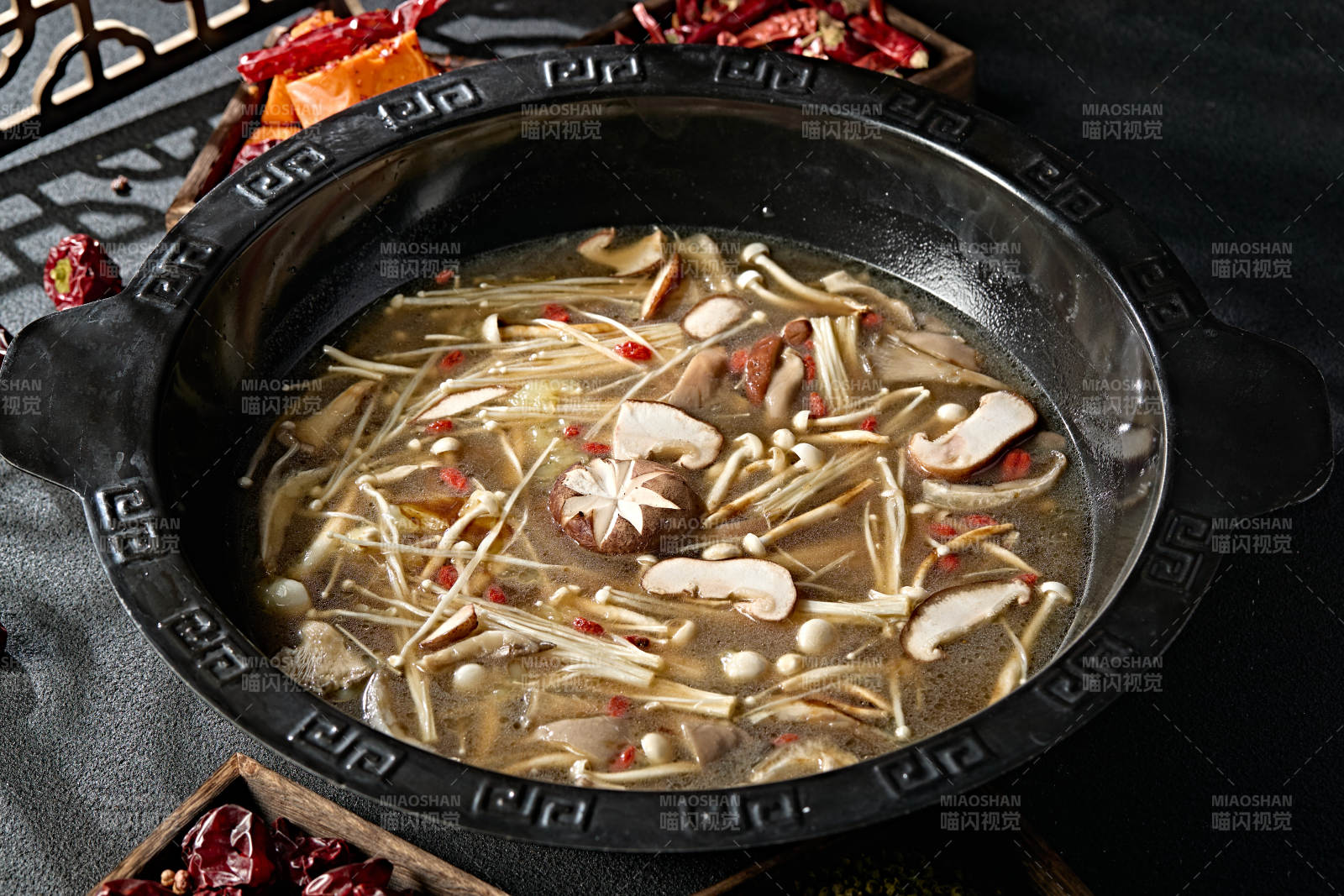 美味火锅锅底山珍菌汤图片
