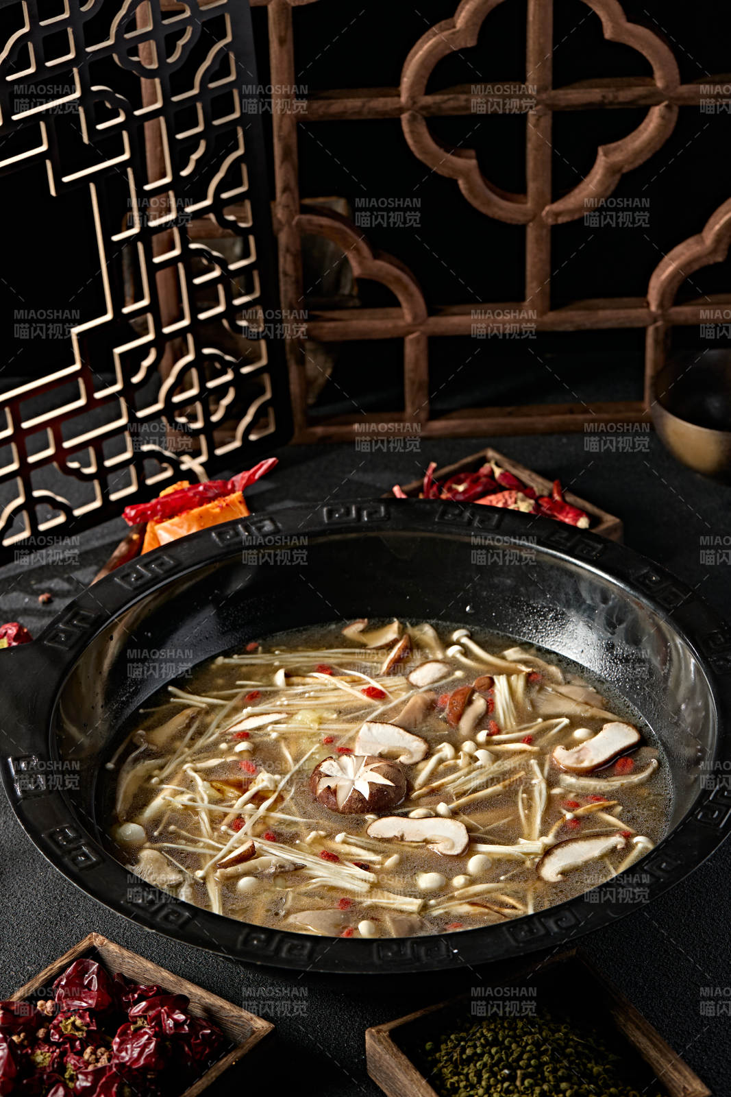 美味火锅锅底山珍菌汤图片