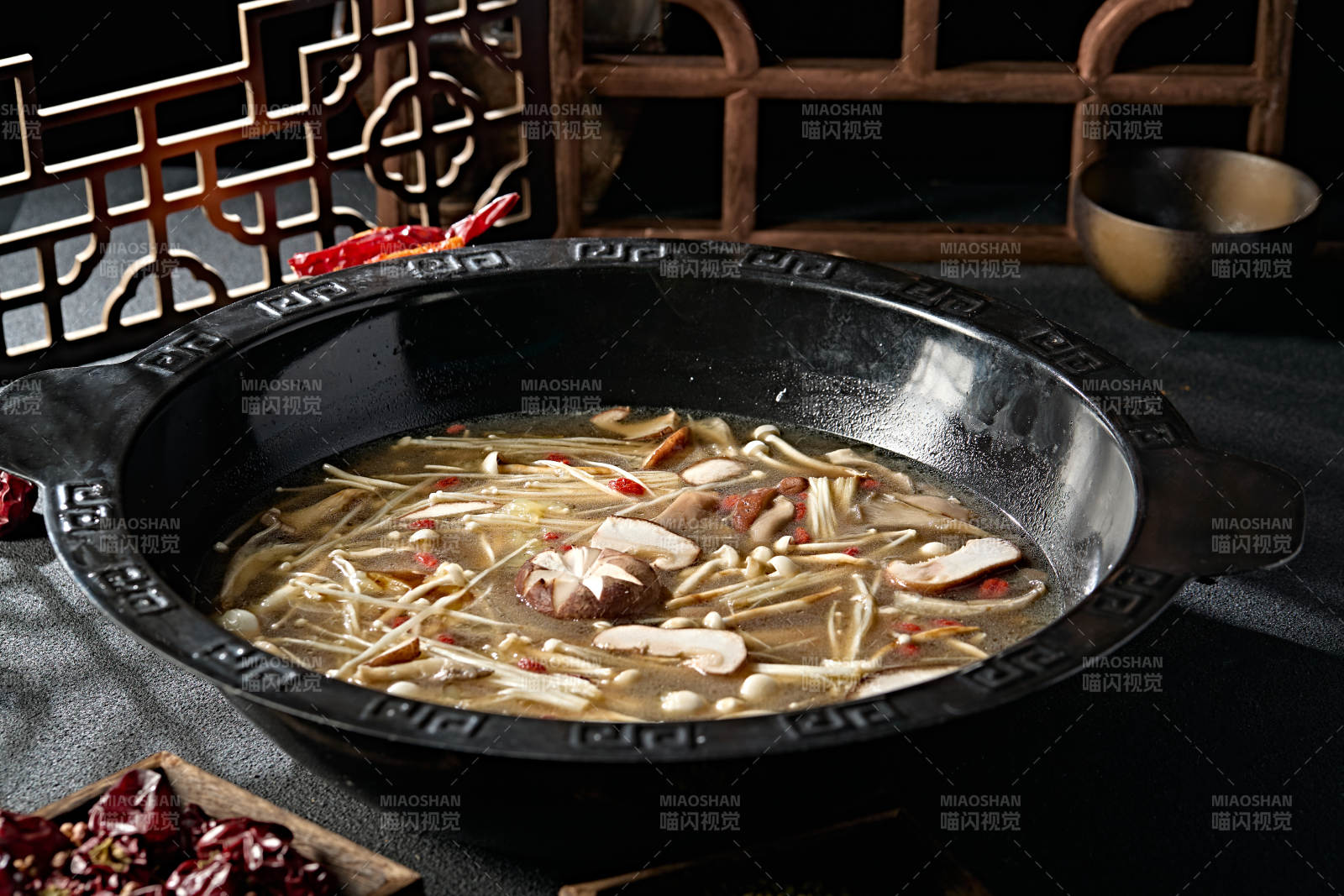 美味火锅锅底山珍菌汤图片