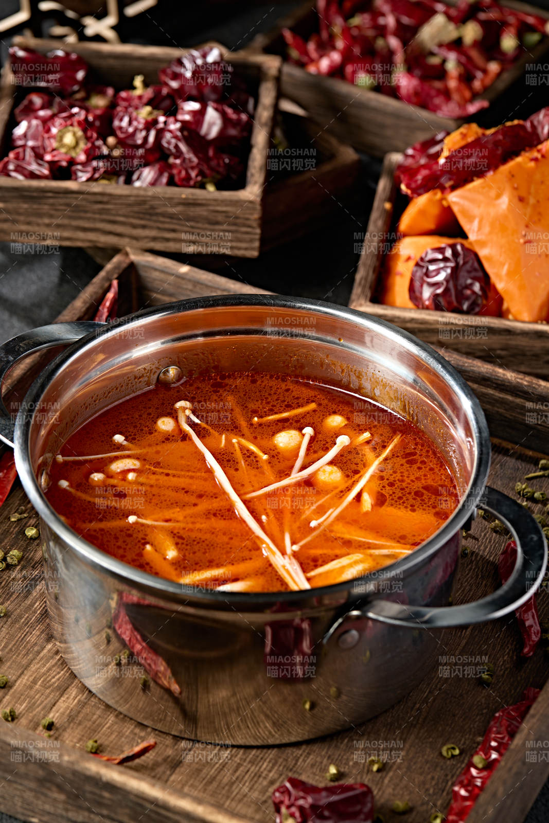 迷你小火锅汤底番茄菌汤锅底图片