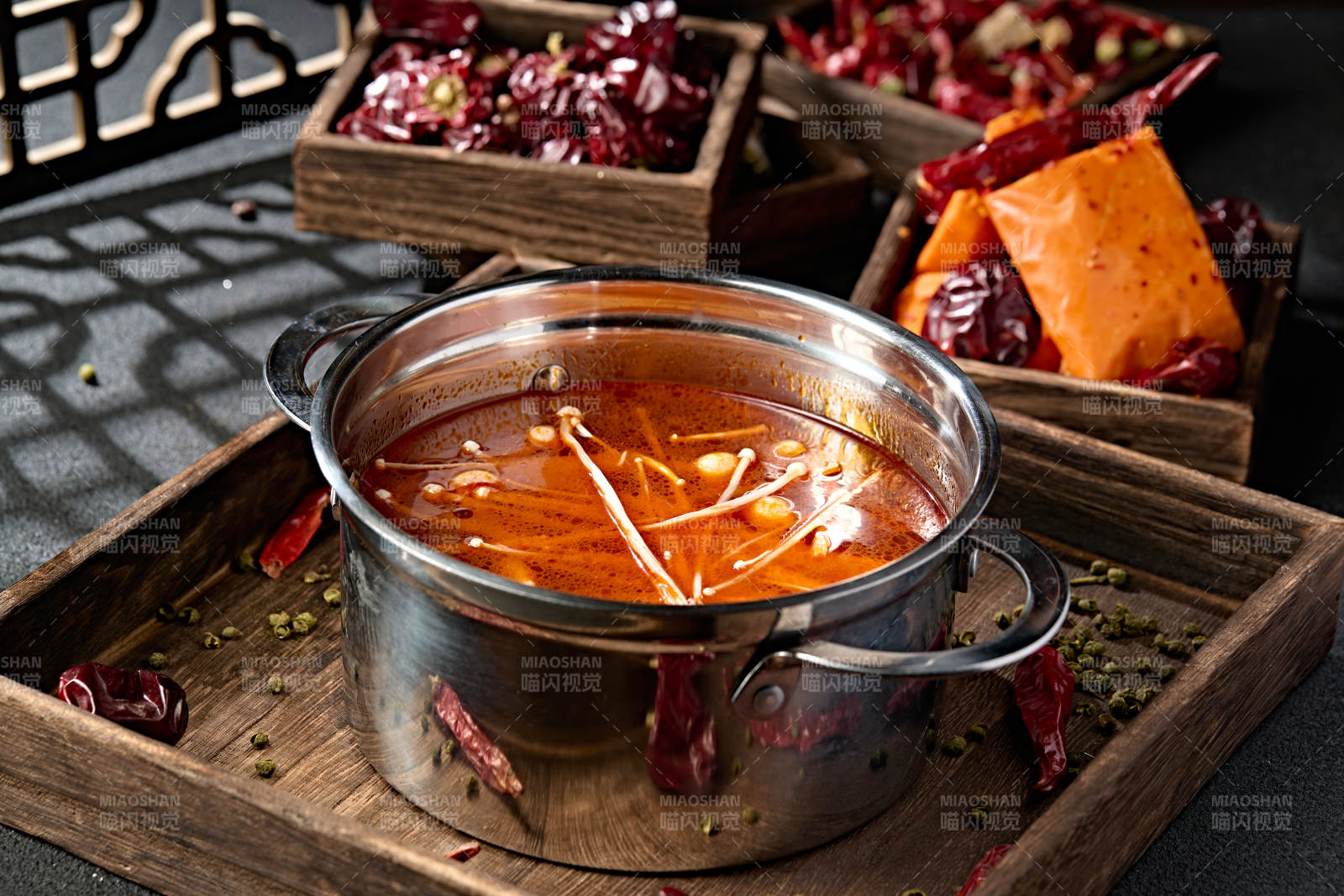 迷你小火锅汤底番茄菌汤锅底图片