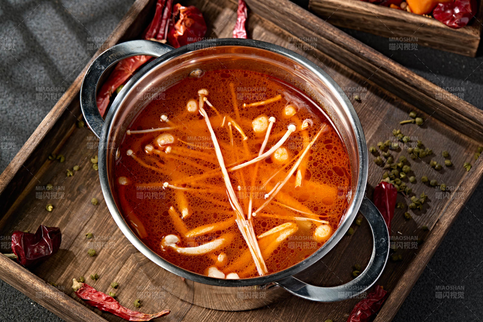 迷你小火锅汤底番茄菌汤锅底图片