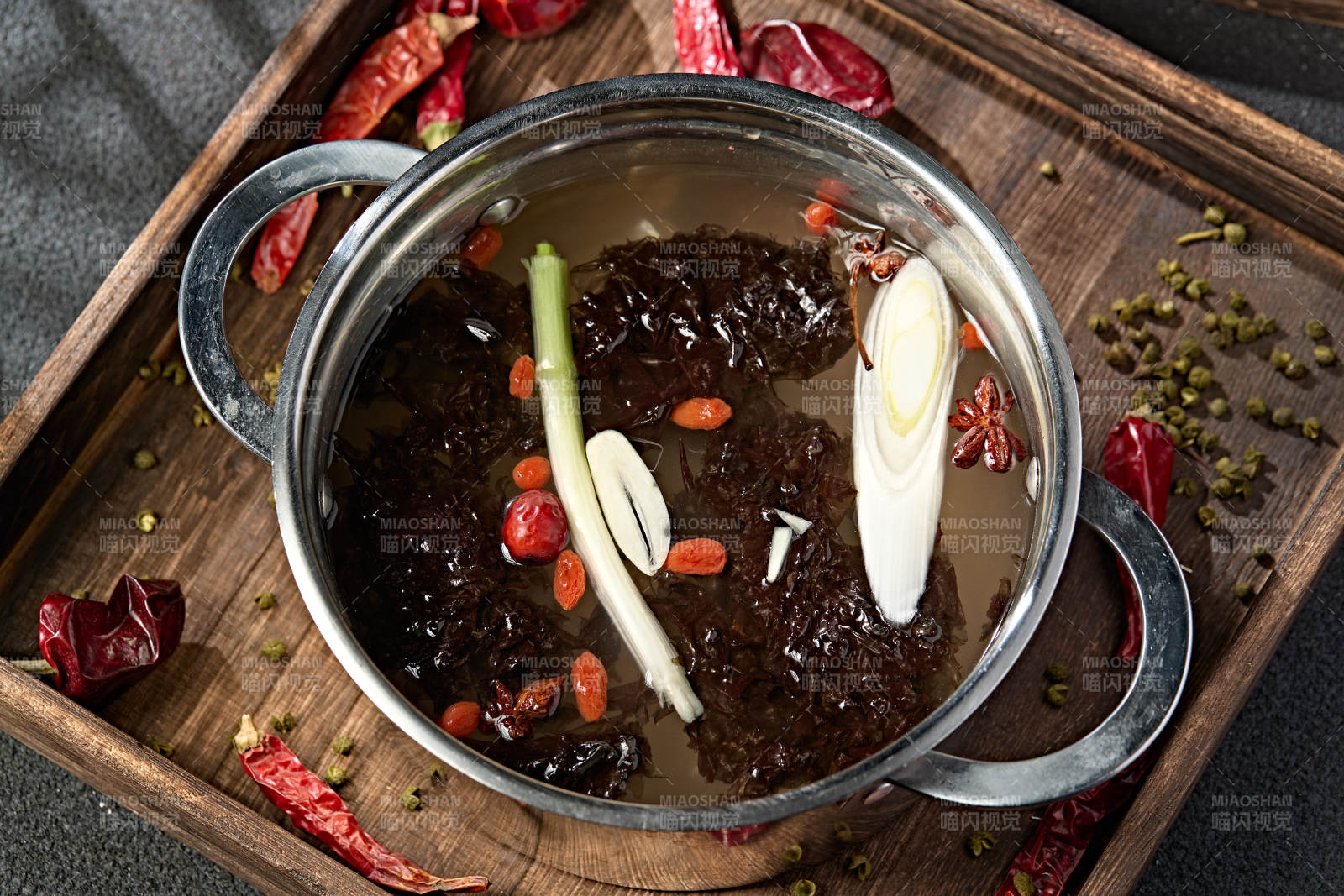 迷你小火锅清汤高汤锅底图片