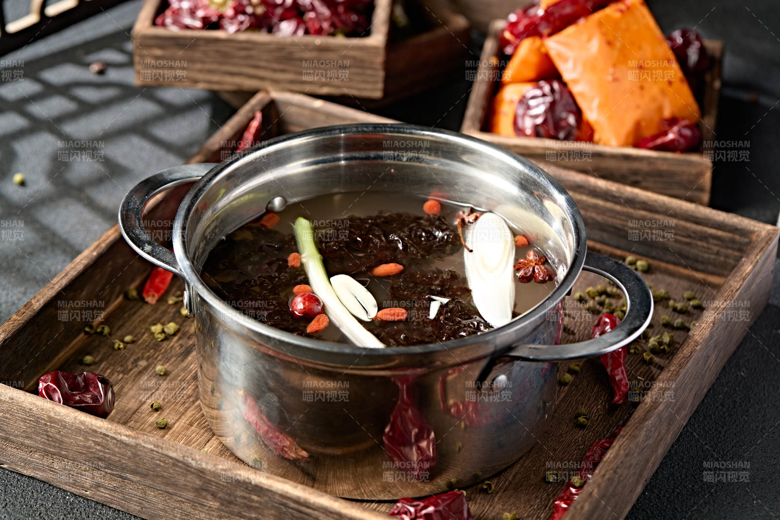 迷你小火锅清汤高汤锅底图片