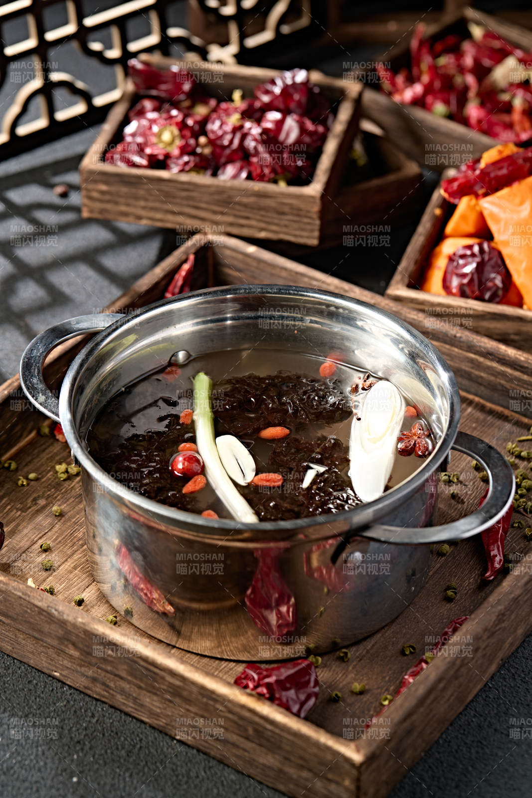 迷你小火锅清汤高汤锅底图片