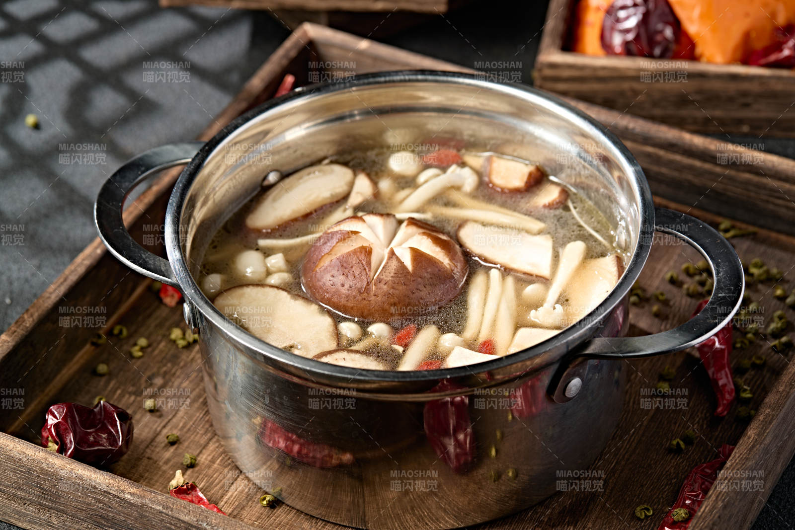 迷你小火锅山珍菌汤锅底图片