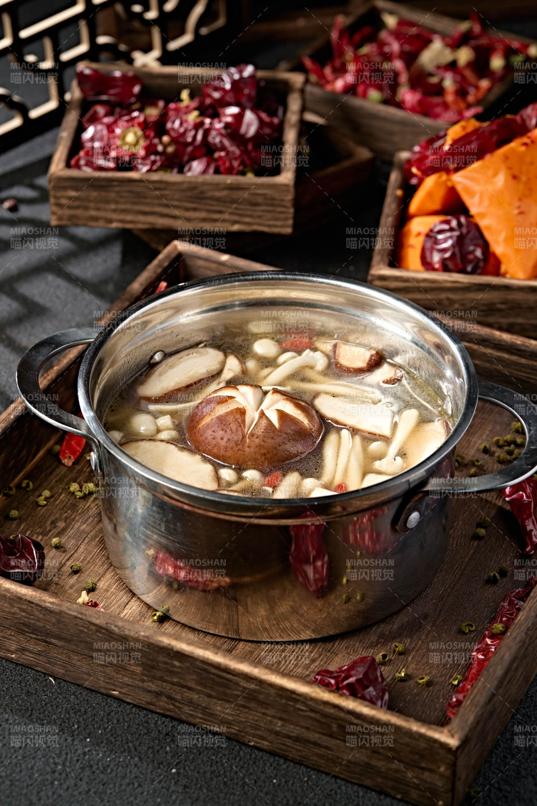 迷你小火锅山珍菌汤锅底图片