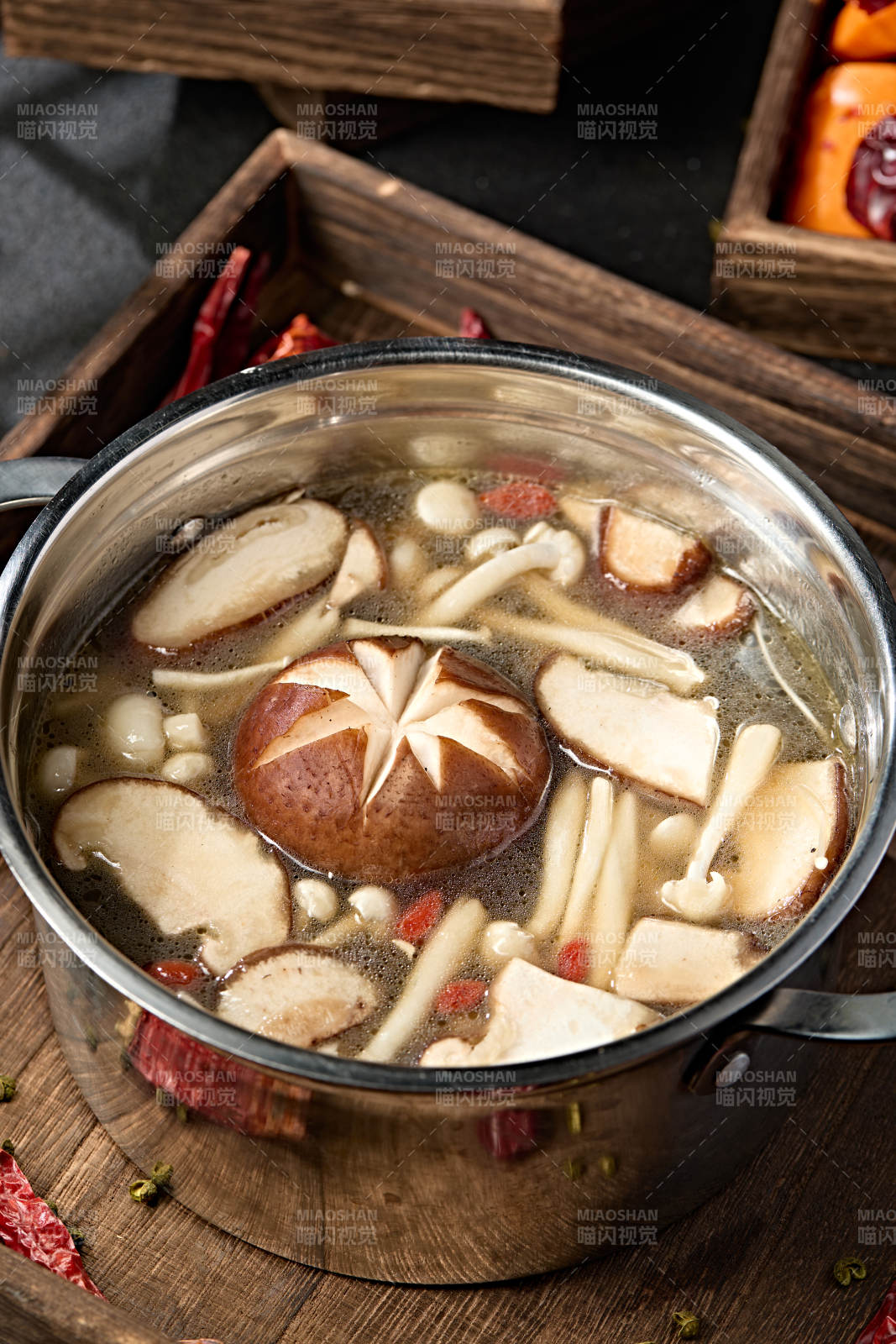迷你小火锅山珍菌汤锅底图片