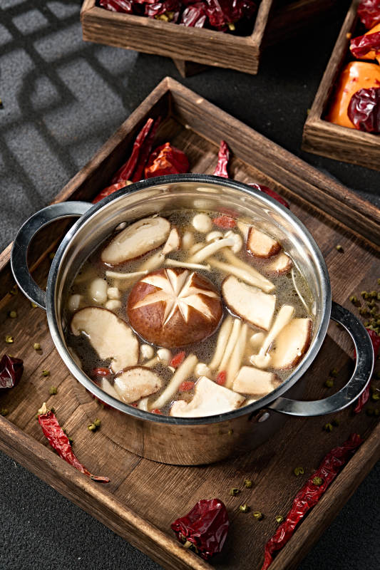 迷你小火锅山珍菌汤锅底图片