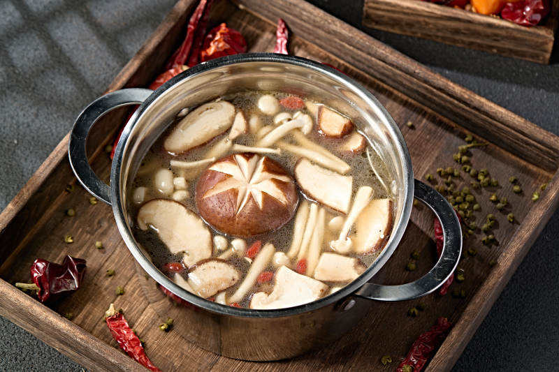 迷你小火锅山珍菌汤锅底图片