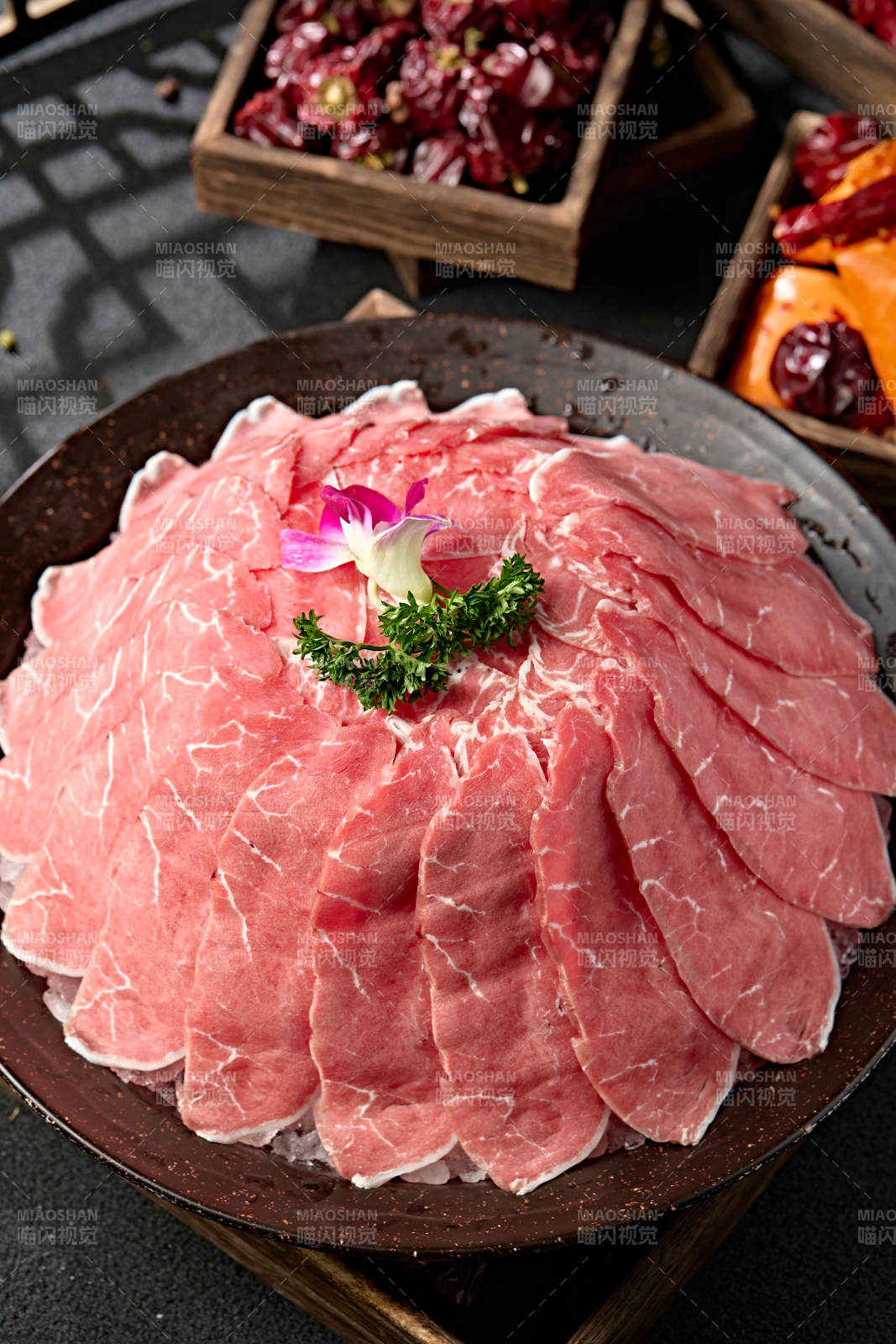 火锅食材草原牛脊肉切片图片