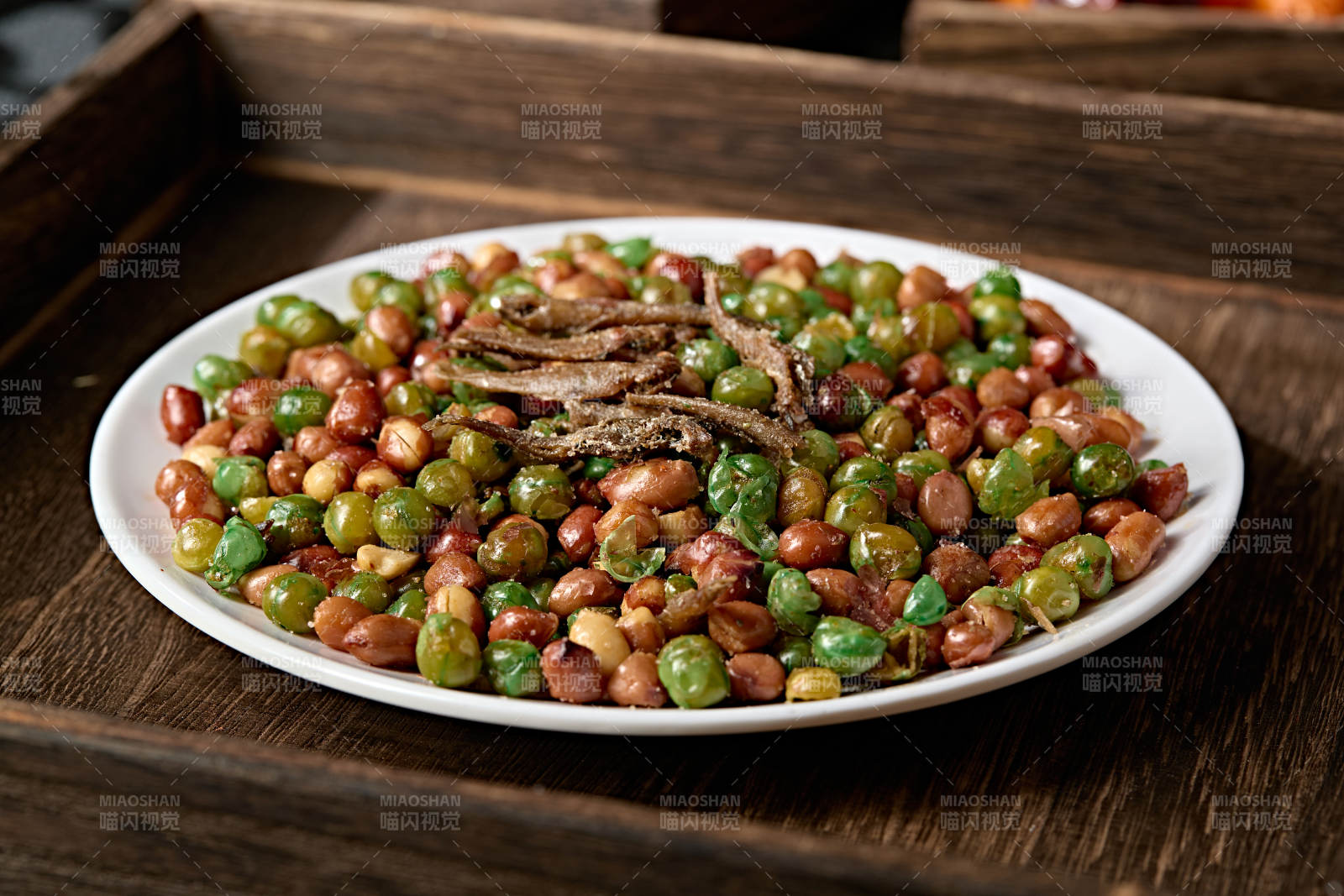 香酥撒盐油炸青豆花生小鱼干图片