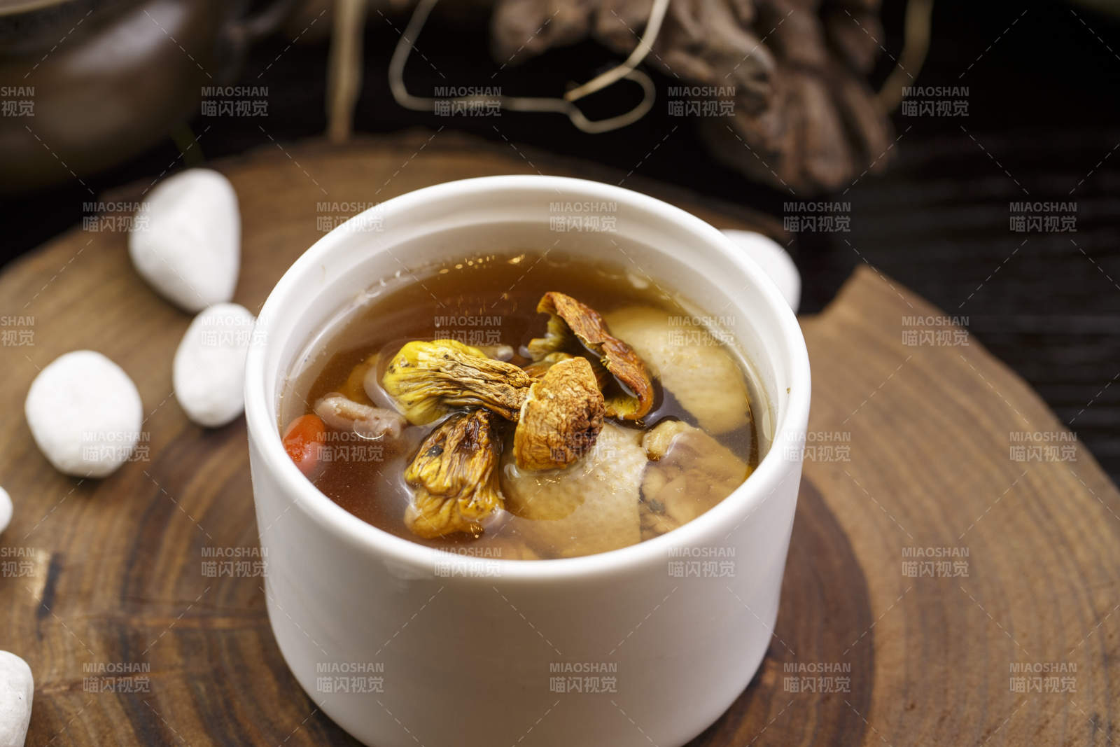 山珍菌炖老鸭汤图片