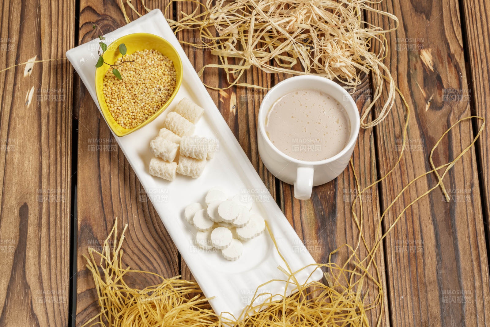 摆盘丰盛的蒙古奶茶图片