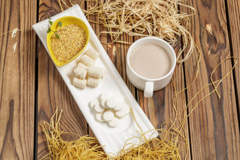 摆盘丰盛的蒙古奶茶图片