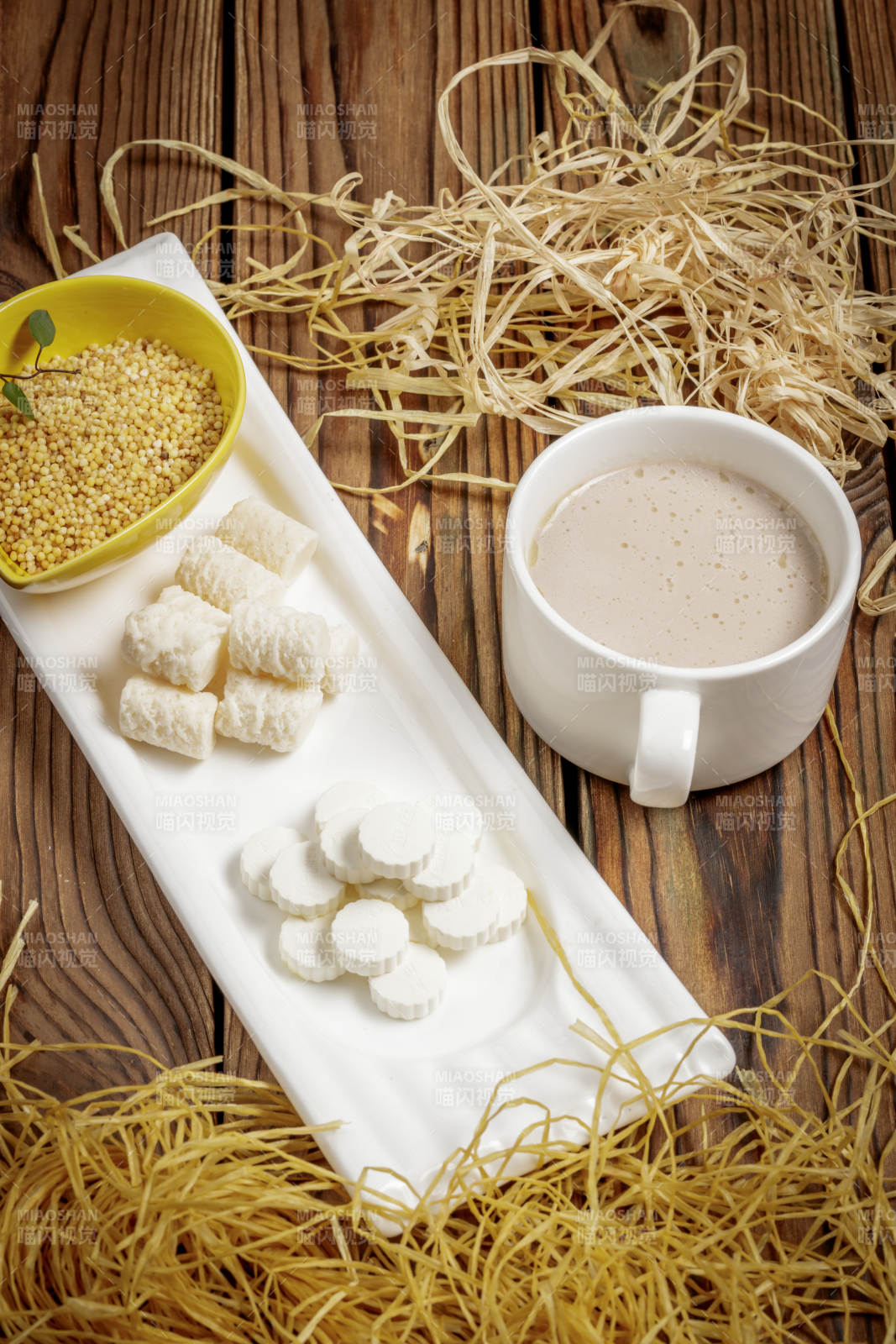 摆盘丰盛的蒙古奶茶图片