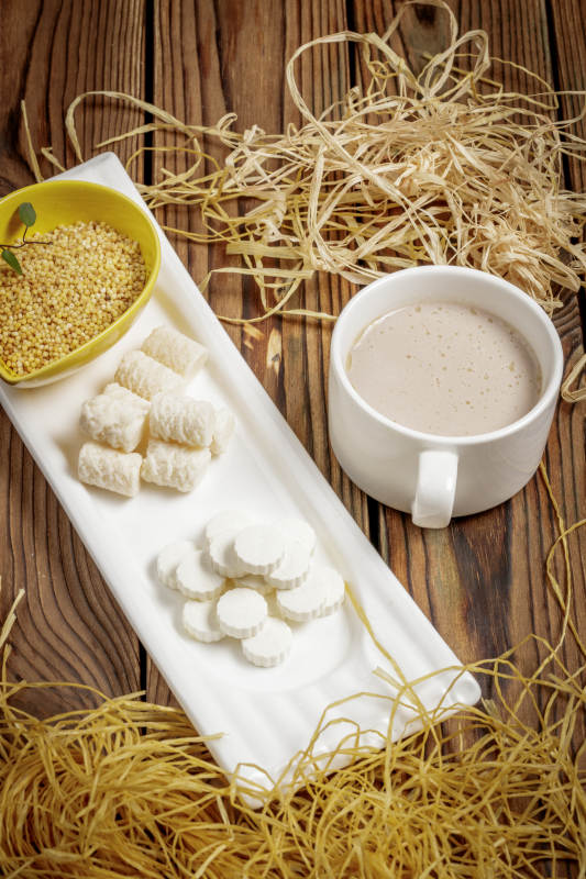 摆盘丰盛的蒙古奶茶图片