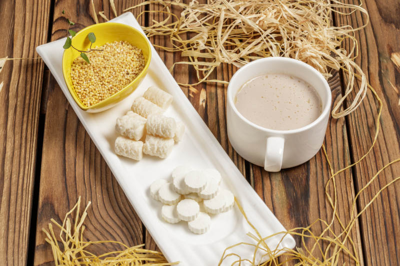 摆盘丰盛的蒙古奶茶图片