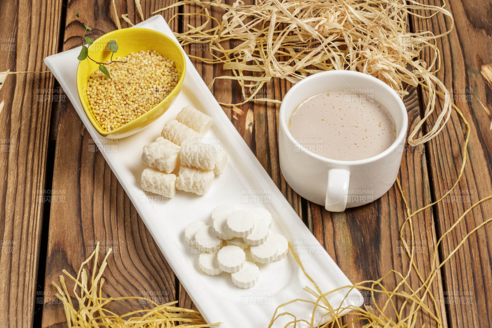 摆盘丰盛的蒙古奶茶图片