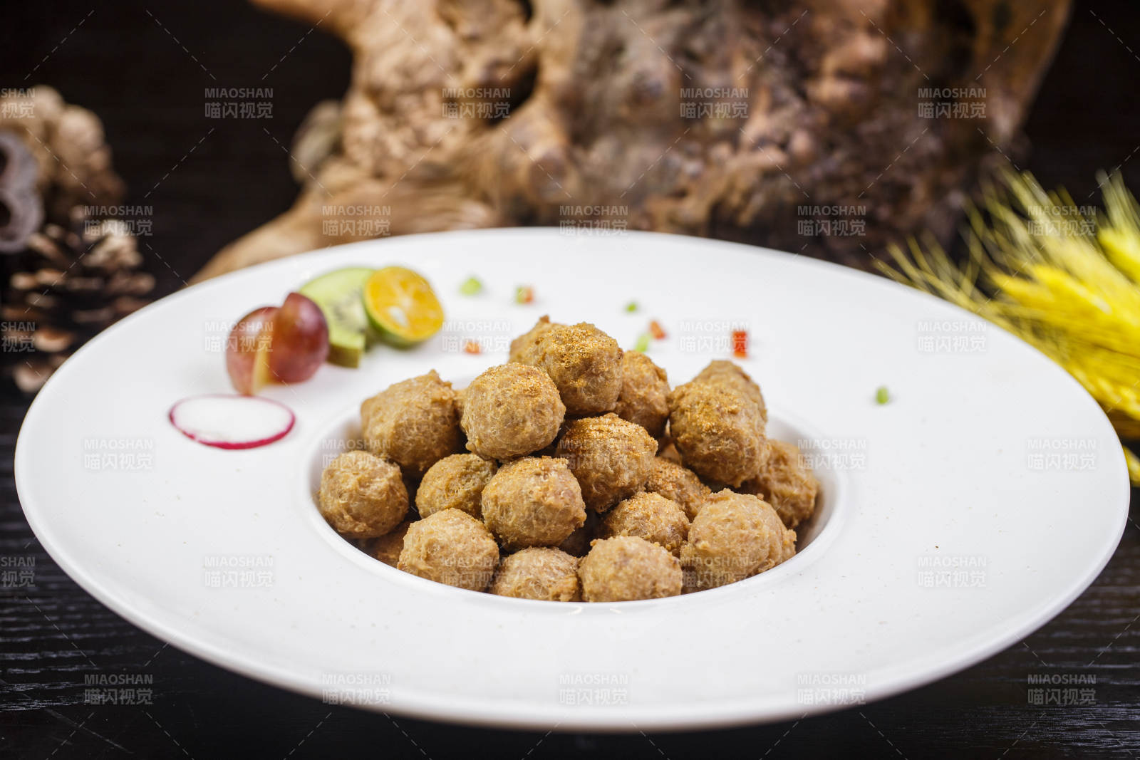 散粉五香干炸脆骨猪肉丸图片