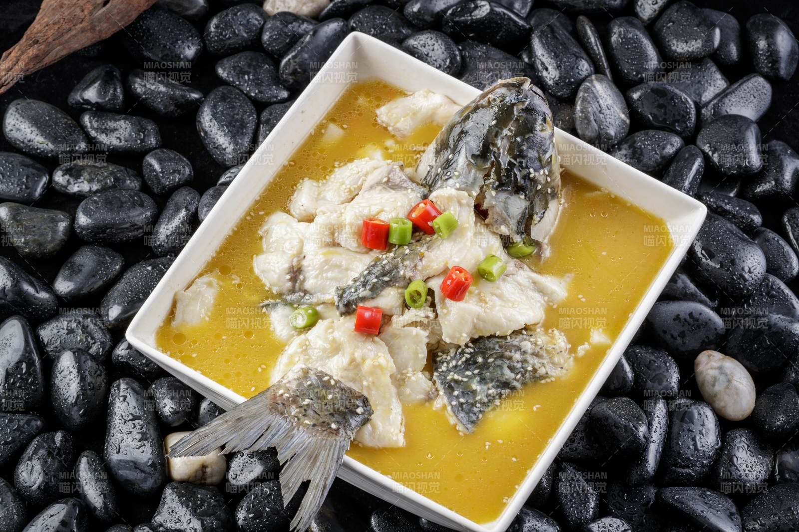 方形汤盆装的酸汤湖鱼图片