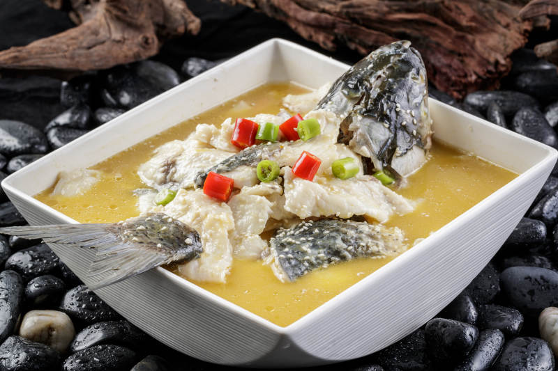 方形汤盆装的酸汤湖鱼图片