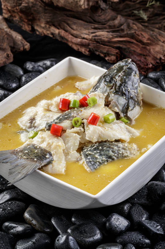 方形汤盆装的酸汤湖鱼图片