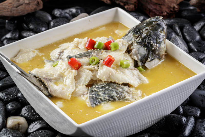 方形汤盆装的酸汤湖鱼图片