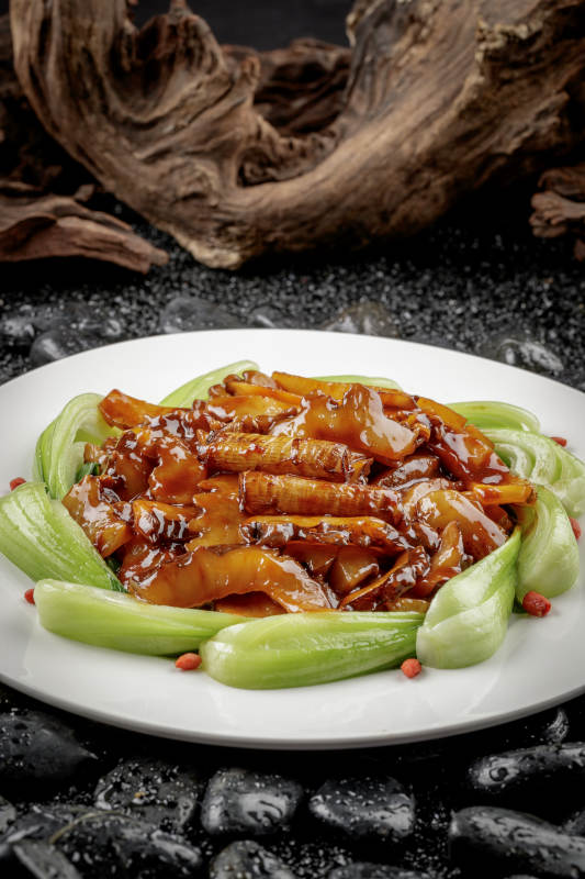 法式鹅肝蒸水蛋摆放在黑色鹅卵石上图片