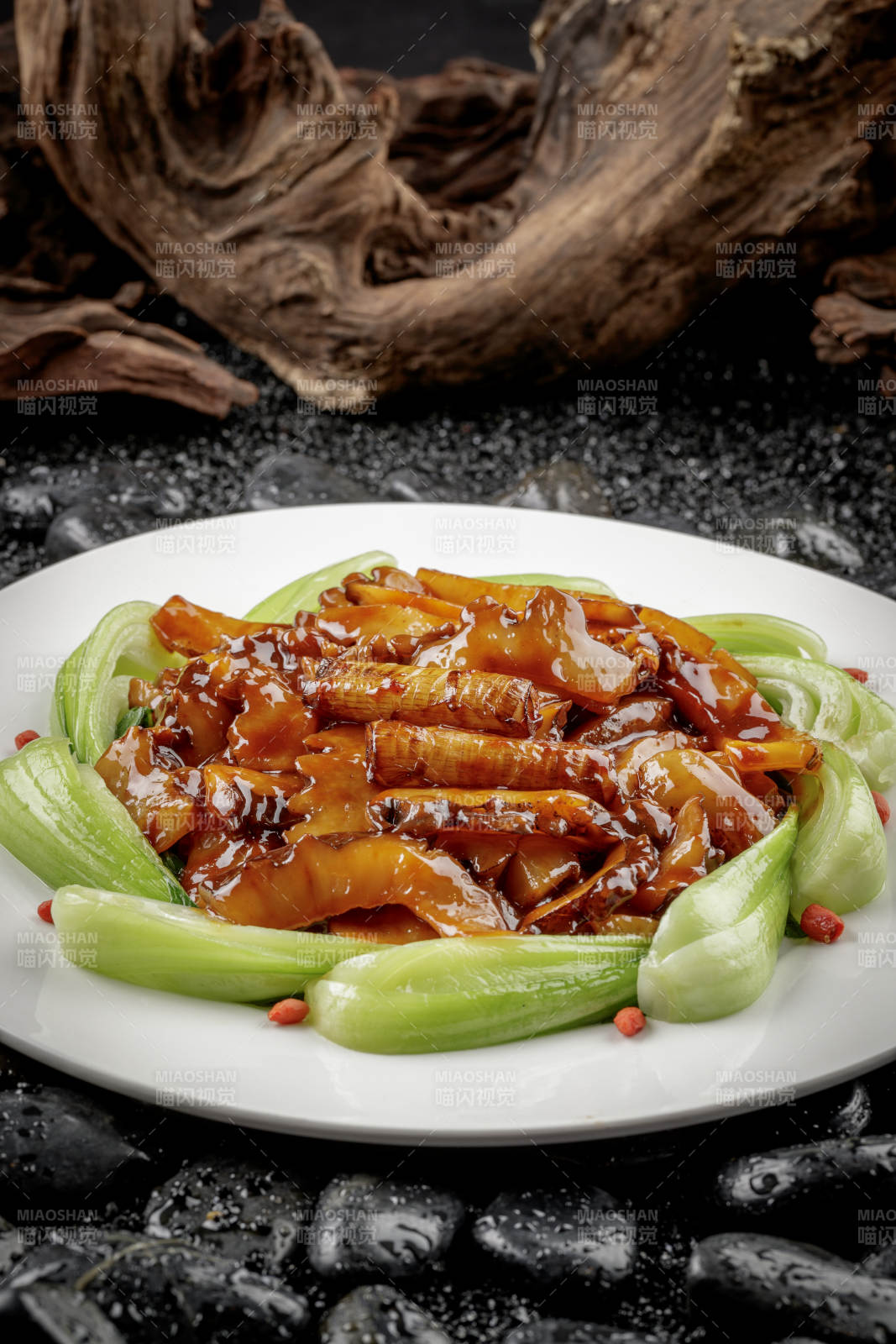 法式鹅肝蒸水蛋摆放在黑色鹅卵石上图片