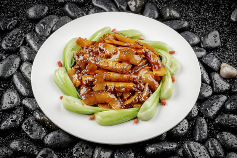 法式鹅肝蒸水蛋摆放在黑色鹅卵石上图片