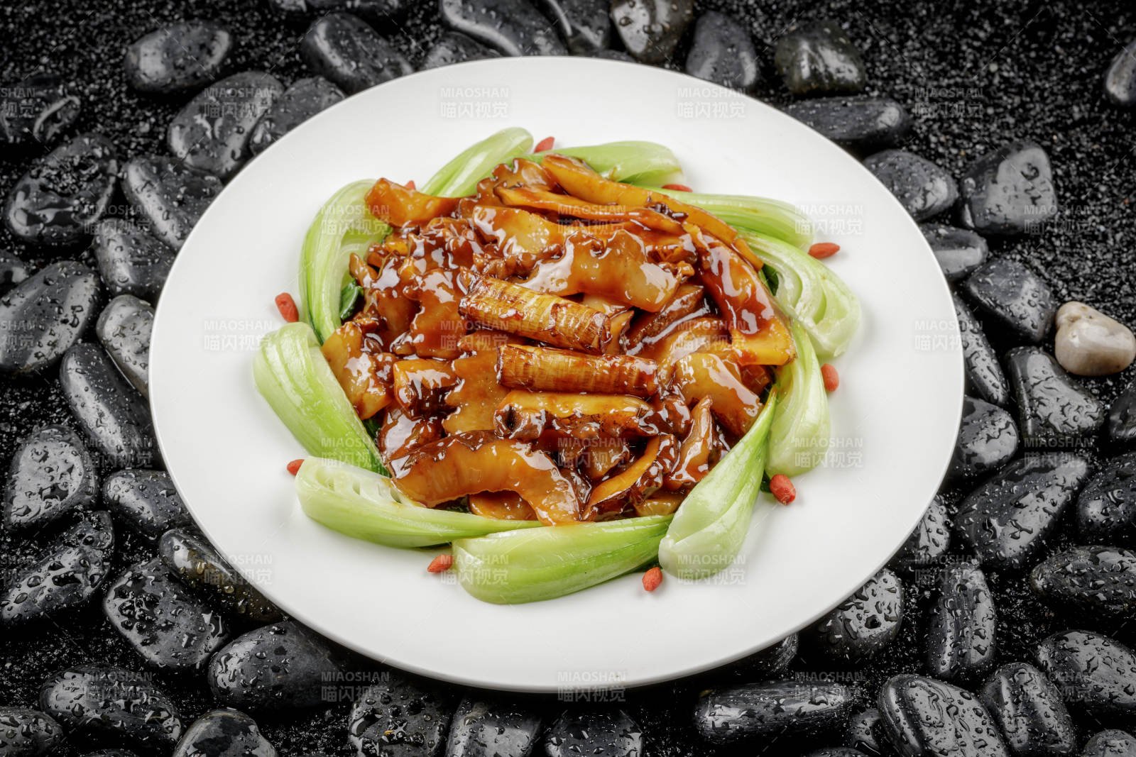 法式鹅肝蒸水蛋摆放在黑色鹅卵石上图片