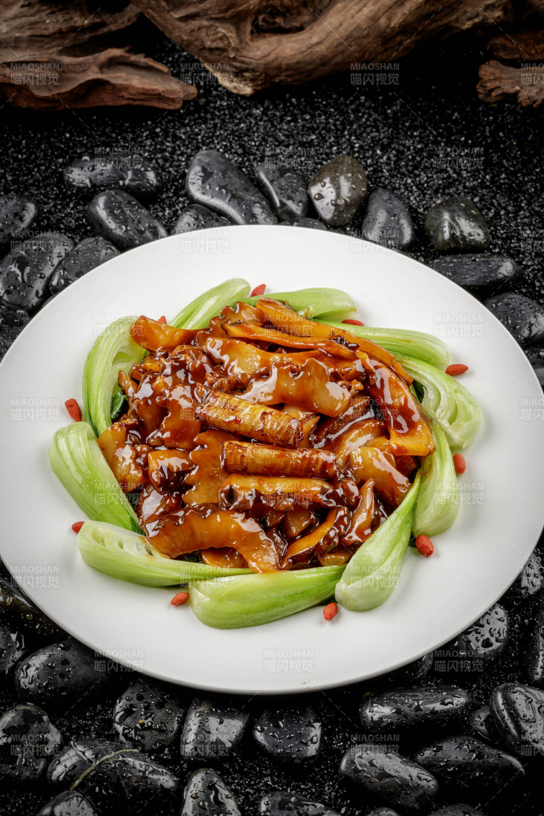 法式鹅肝蒸水蛋摆放在黑色鹅卵石上图片