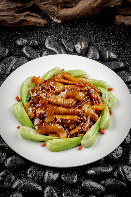 法式鹅肝蒸水蛋摆放在黑色鹅卵石上图片