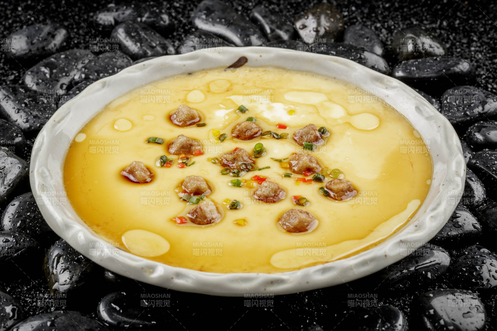 法式鹅肝蒸水蛋摆放在黑色鹅卵石上图片