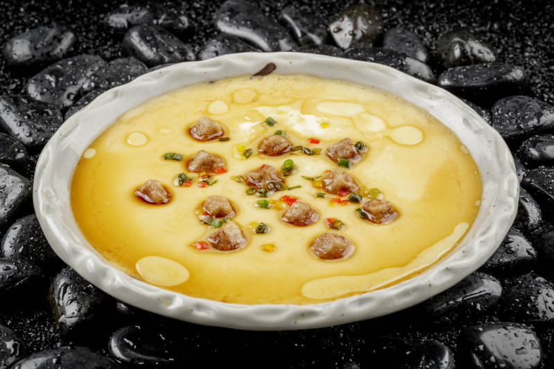 法式鹅肝蒸水蛋摆放在黑色鹅卵石上图片