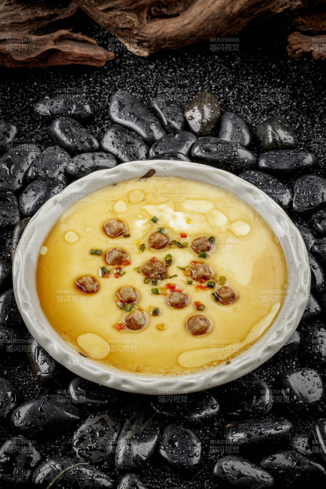 法式鹅肝蒸水蛋摆放在黑色鹅卵石上图片