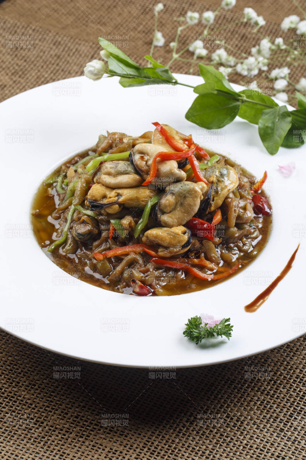 圆形磁盘装的酱爆生蚝图片