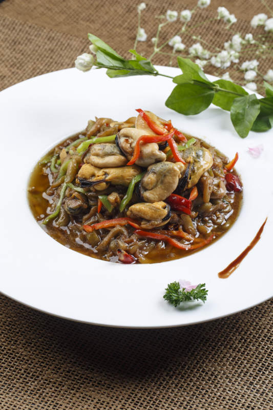 圆形磁盘装的酱爆生蚝图片