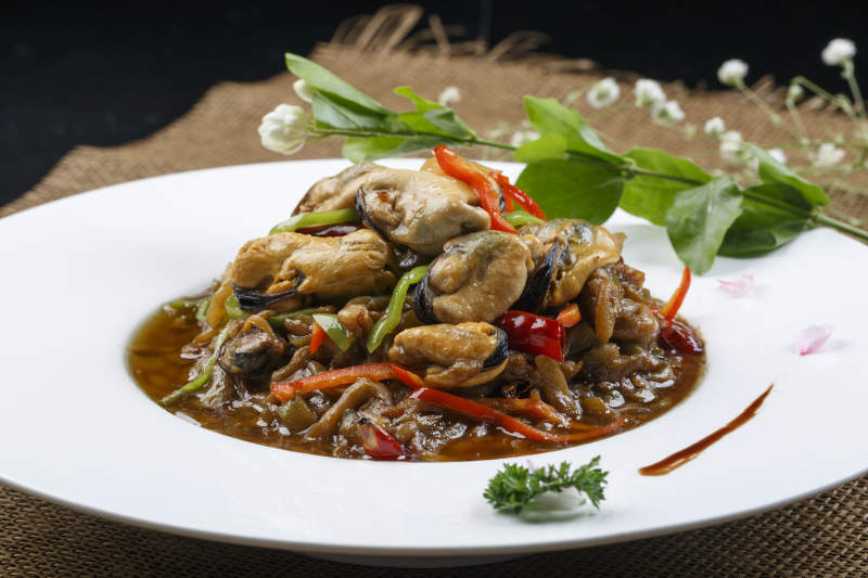 圆形磁盘装的酱爆生蚝图片