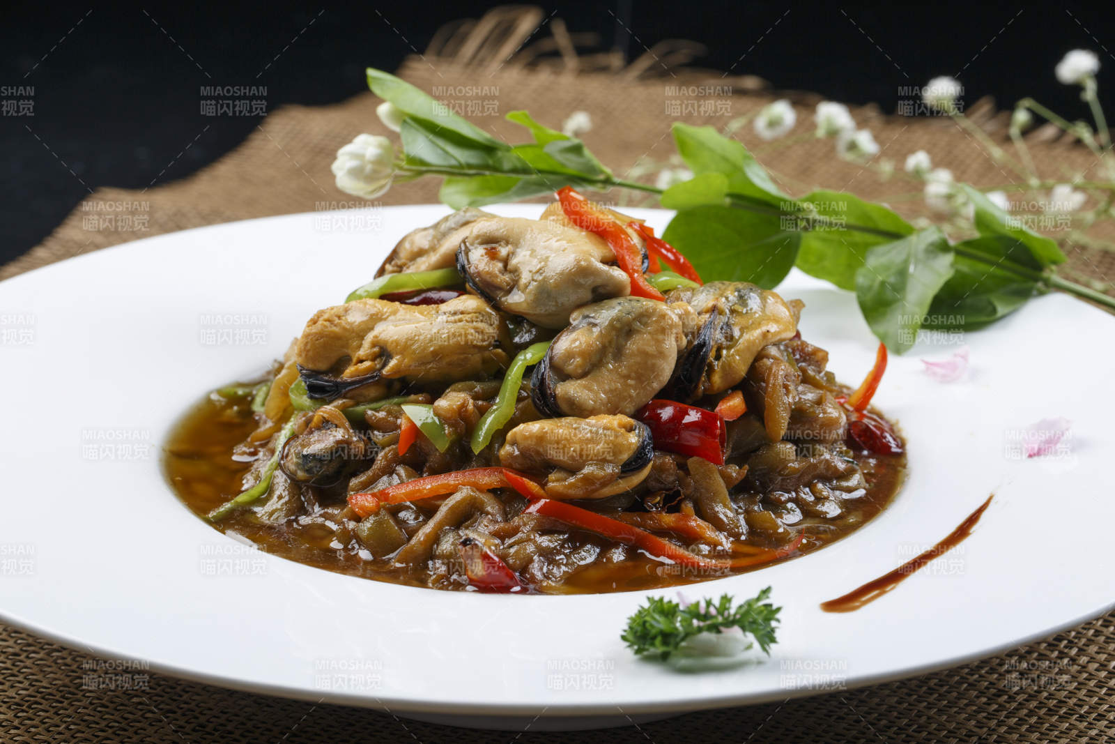 圆形磁盘装的酱爆生蚝图片