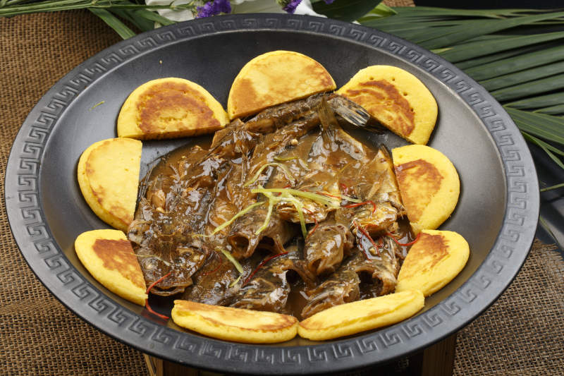 三角形白瓷盘装的海鲜韭菜炒海肠图片