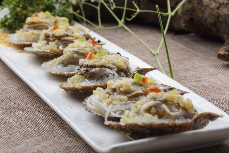 条形长白瓷盘装的蒜蓉粉丝蒸扇贝图片