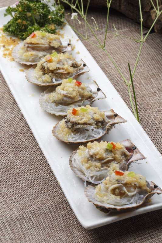 条形长白瓷盘装的蒜蓉粉丝蒸扇贝图片