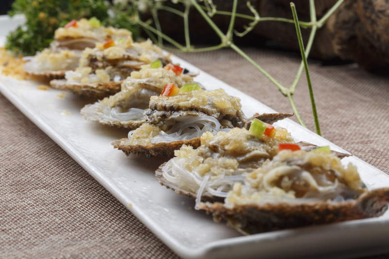 条形长白瓷盘装的蒜蓉粉丝蒸扇贝图片